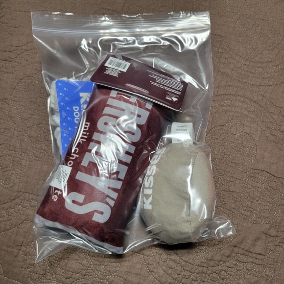 Set of 2 Hershey's Chocolate squeaky crinkle toys, Hershey Kiss and Candy Bar - Picture 9 of 10